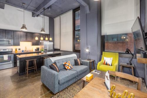 Strip District Apartment | King Bed - Heart of PB - Jaw-Dropping Rooftop and Gym