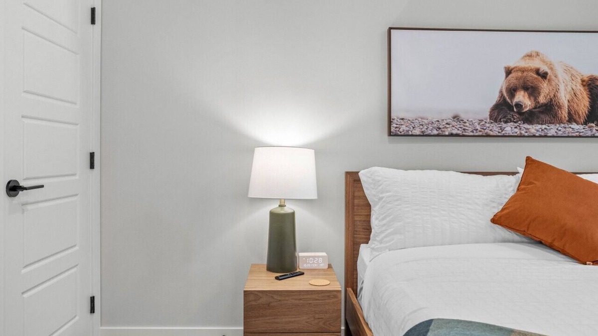Copperstone Resort Apartment | King Bed| Heated Outdoor Pool | Hot Tub | BBQ