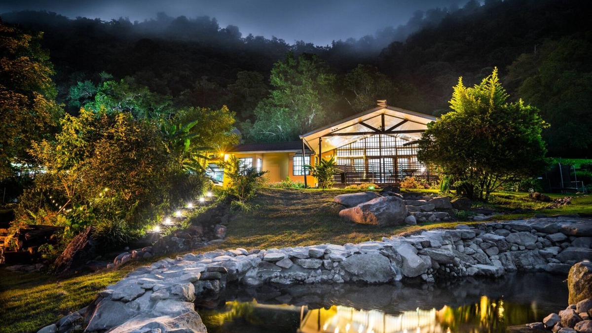 Nueva California House | King bed & hot tub in cloud forest mountains