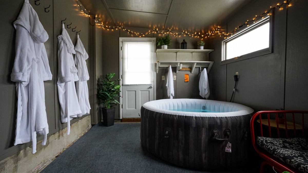 Homerville House | King bed, Hot Tub, Family Friendly