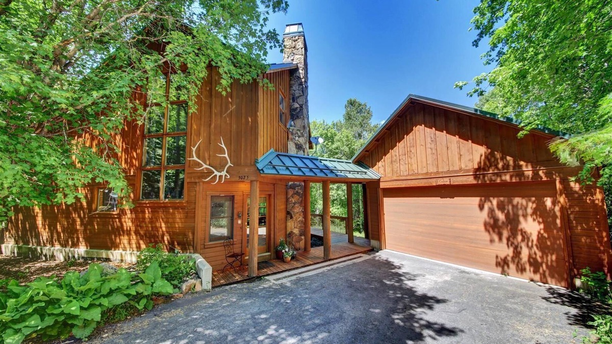 Sundance Cabin | KING BED, HOT TUB, SEPARATE GUEST HOUSE, BACK LAWN, WOOD FIREPLACE