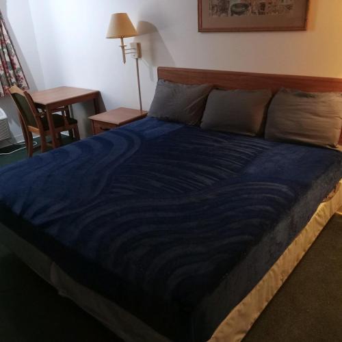 Livingston Apartment | King Bed Hotel Studio 132