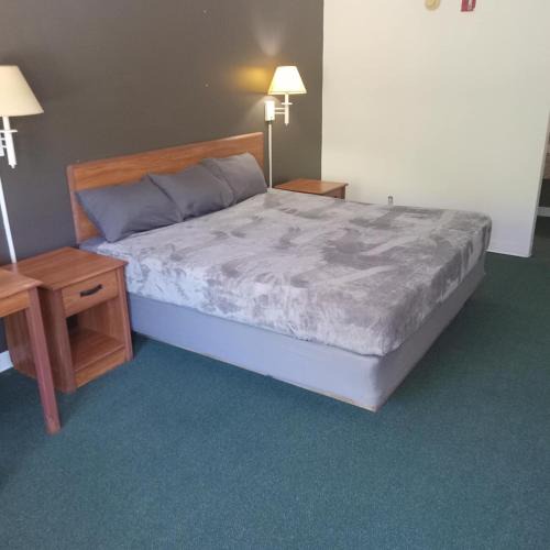 Livingston Apartment | King Bed Hotel Studio 232