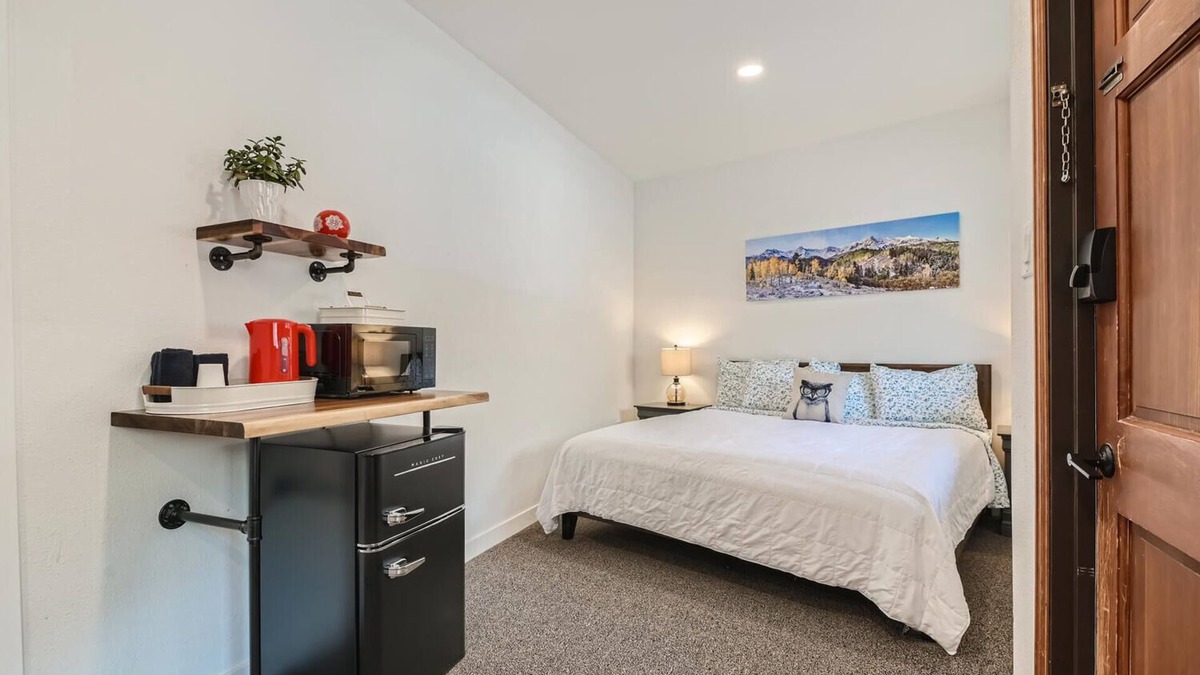 Idaho Springs Hotel | King Bed in Boutique Mtn Motel Suite Idaho Springs