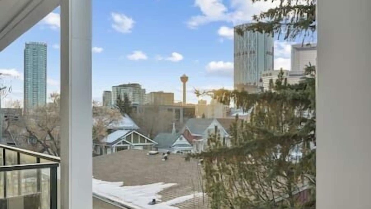 Crescent Heights Apartment | King Bed | Mins to Saddledome | Cgy Tower Views