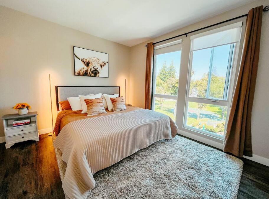 Mountain View Apartment | KING BED Modern 2 Bed 2 Bath Pool & Hot Tub