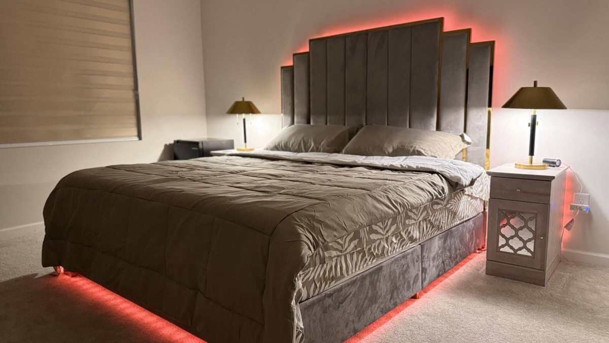 West Seneca House | King bed - Perfect Room - shared living room - Bills Stadium and Tesla