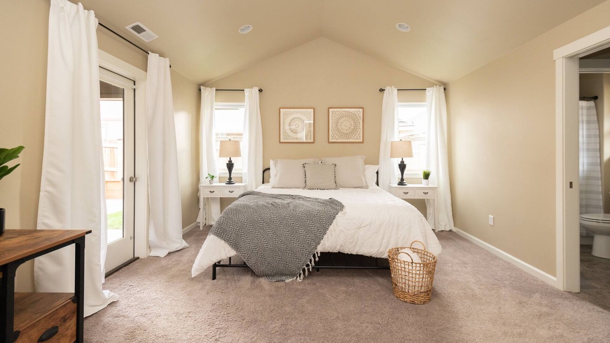 Larkspur House | King bed - Pet Friendly - Jameson's Place