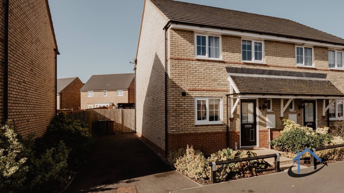 Corby House | King bed, pets, corporates, parking x2, fast wifi