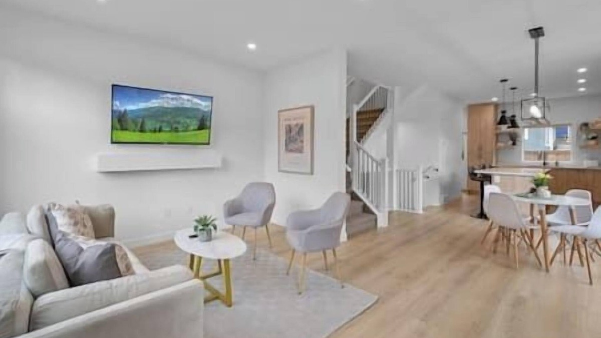 Southwest Calgary House | King Bed | Ping Pong | 3BR | Garage | AC |Backyard