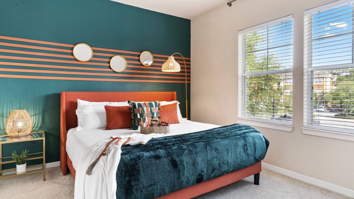Southpoint Apartment | King Bed/Pool +FREE PARKING/Pool/Gym/Fast Wi-Fi