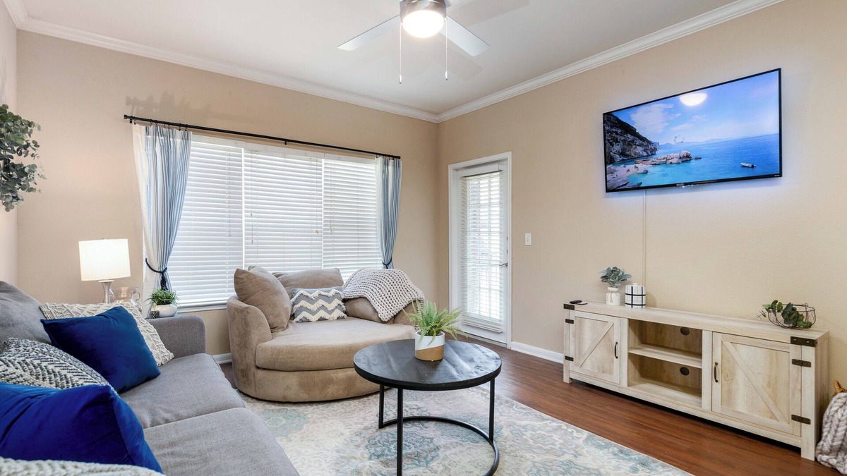 The Colony Apartment | King Bed, Pool, Hot Tub & Gym – Minutes from Dining, Shopping & Entertainment!