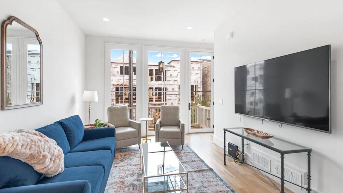 Summerhill House | King Bed | Private Garage |Your Summerhill Escape