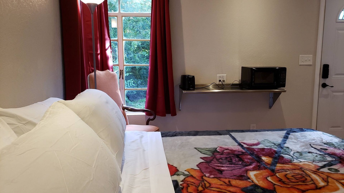 Ingram Hills Apartment | King bed, Private, Keurig, Pet Friendly, Kitchenette, Secure Parking.