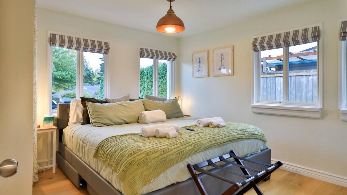 Crown Hill Apartment | King Bed Private Suite - Seattle North Ballard