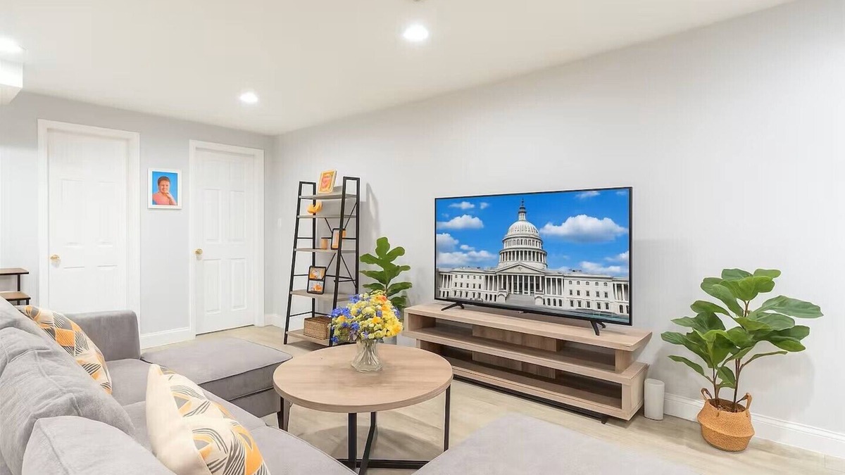 Bloomingdale Bed & Breakfast | King Bed, Queen Bed, Sofa Bed, Prime Downtown Location, New Renovation