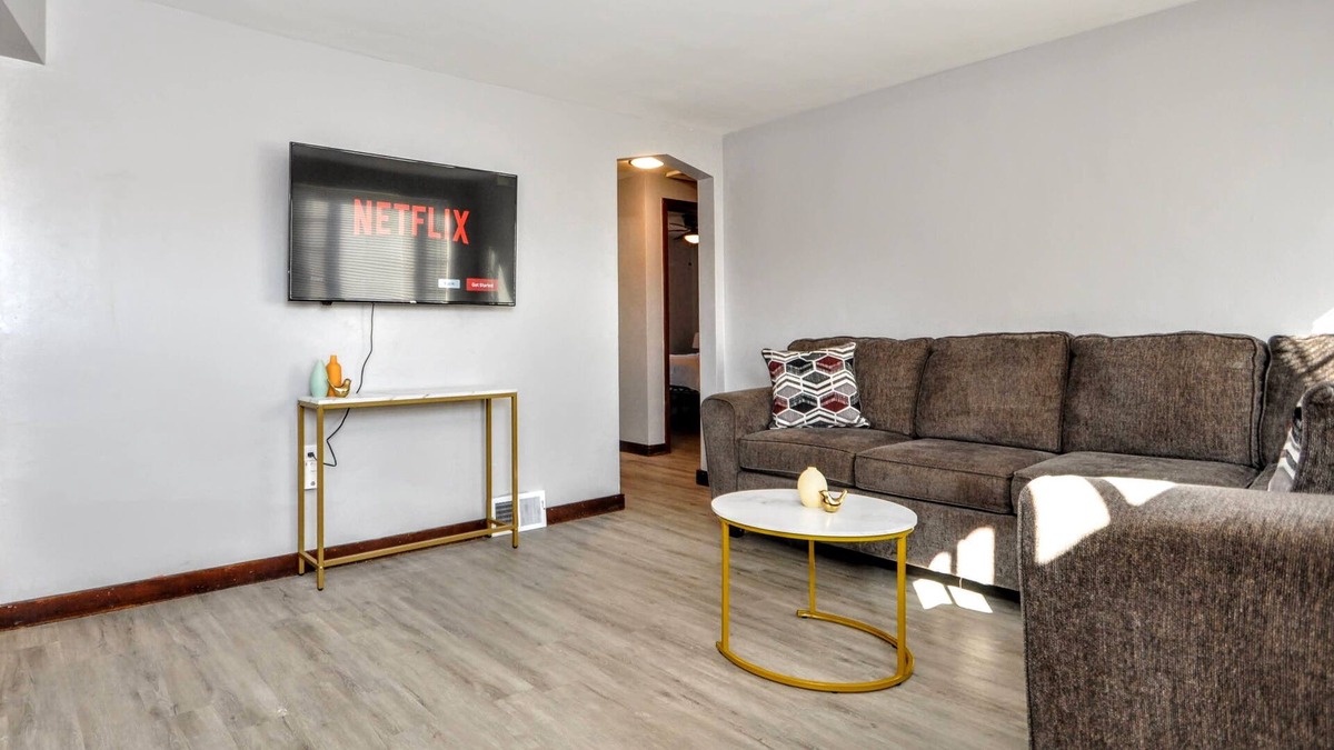 Brentwood House | King Bed! Quiet Pittsburgh Home! Close to City!