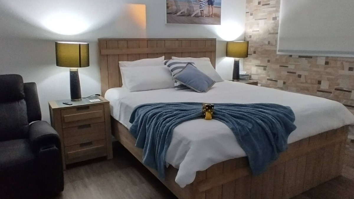 Taroomball Apartment | King bed, Recliner and Private. 1.4km to Lammermoor beach. AC and Starlink wifi