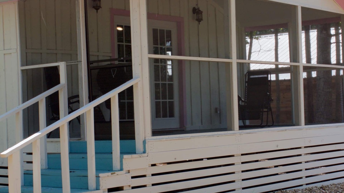Kennard House | KING BED, SCREENED IN PORCH, KITCHEN, SHOWER, WIFI, ROKU, NEAR RATCLIFF LAKE