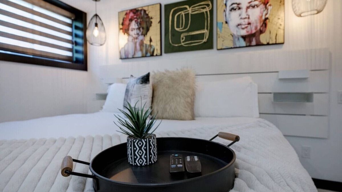 Niagara Falls Apartment | King Bed/Selfie Wall/Large Bathtub/Laundry