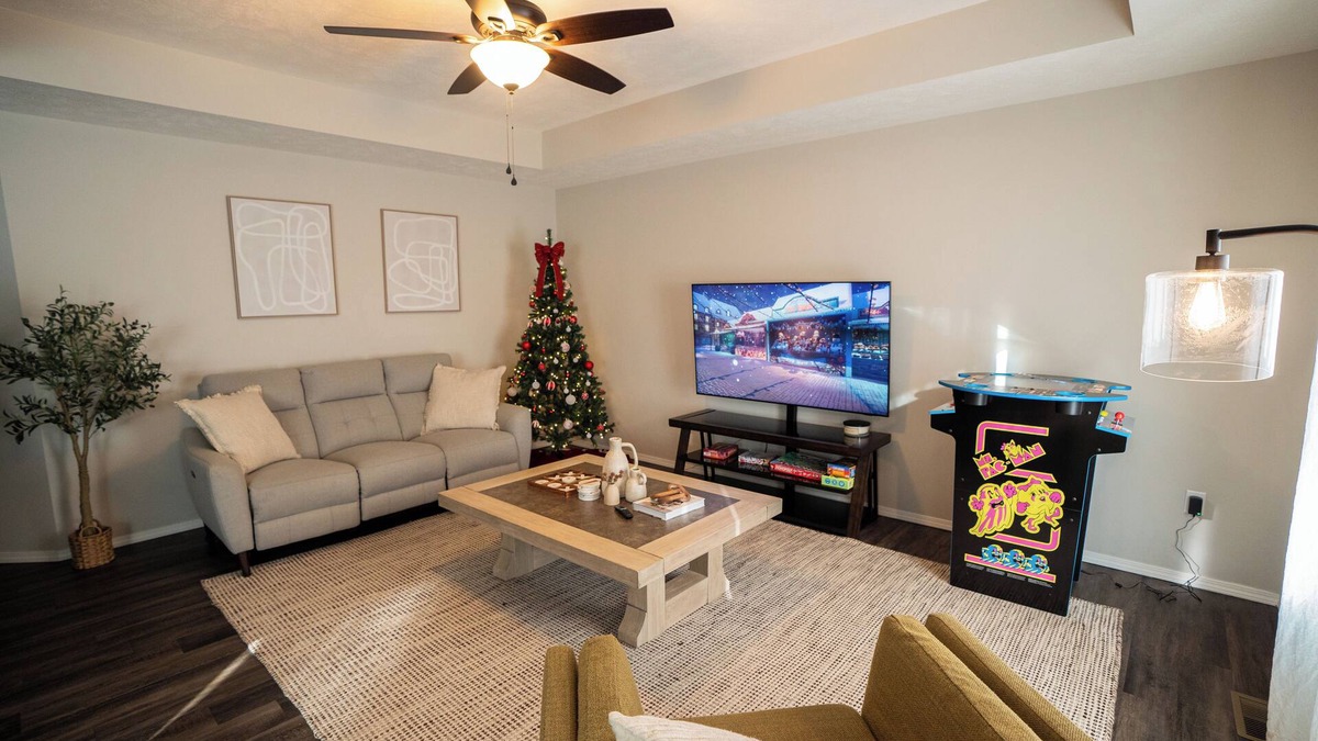Brookline Station House | King Bed, Smart TV, Tesla Charger, Garage, Quiet Neighborhood, 15 min Downtown!