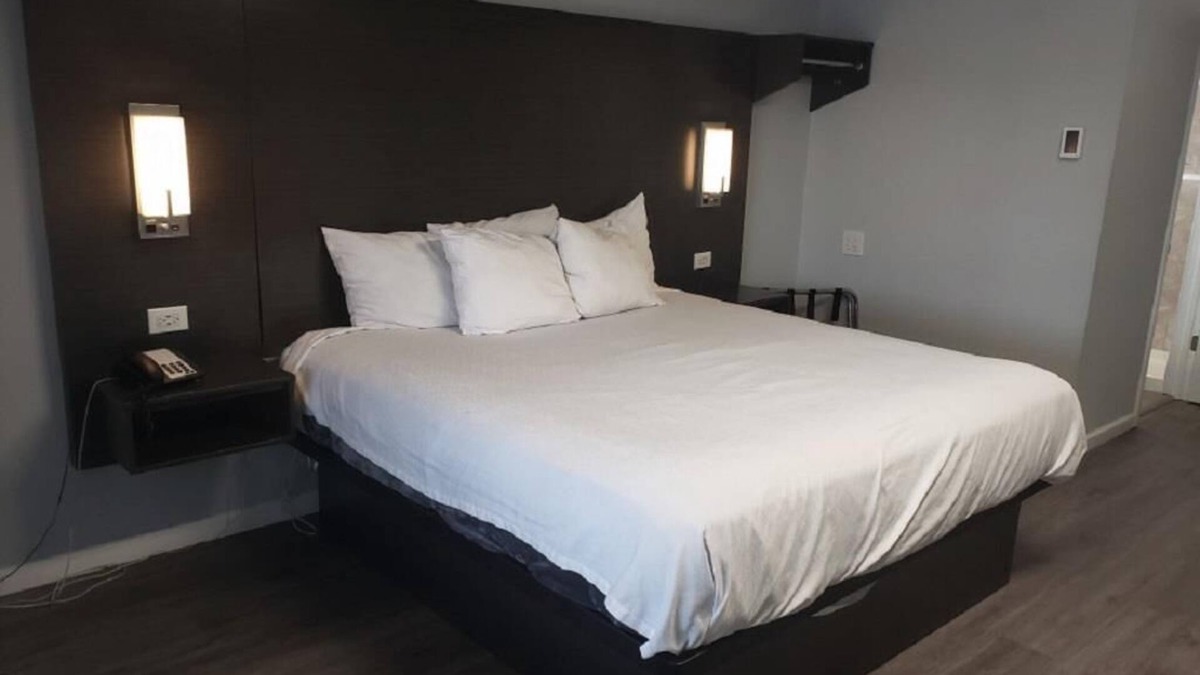 Henderson Hotel | King Bed Smoking at Envi Boutique Hotel