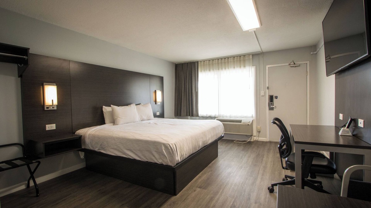 Henderson Hotel | King Bed Smoking No Pet