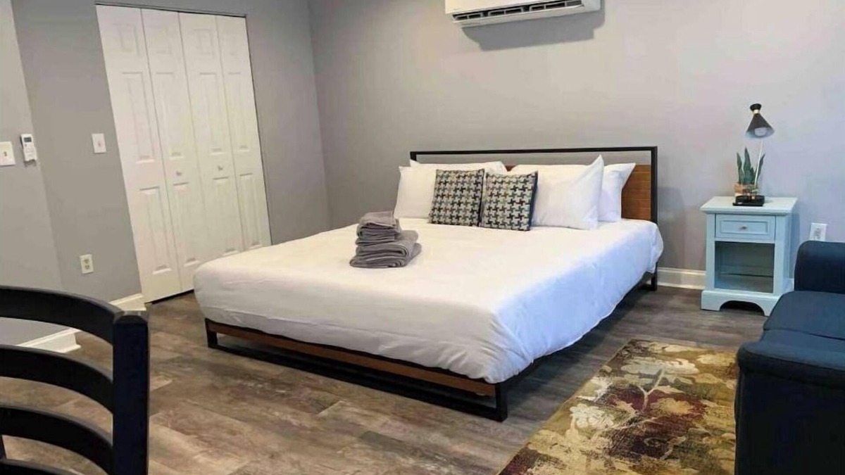 Primos Secane Apartment | ✪King Bed Studio✪ in Suburbs -Perfect Long Term Stay