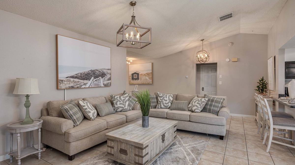 Auburndale House | King Bed Suite, Fireside Hot Tub, Gameroom