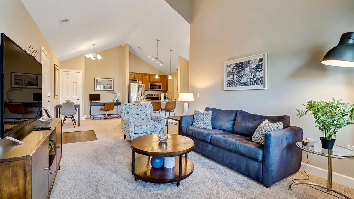 Westerville Apartment | *King Bed*Top Floor*Washer+Dryer*Balcony*WiFi*