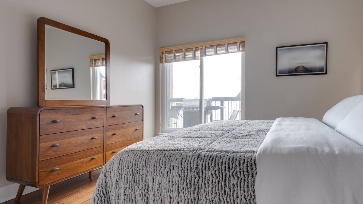 Pittsburgh Apartment | King Bed! Unique City Views! Free Parking!