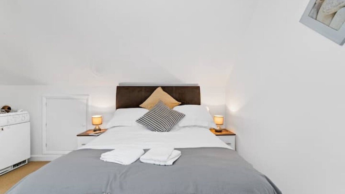 Raunds Apartment | KING Bed W/Kitchen near Rushden Lakes Free Parking