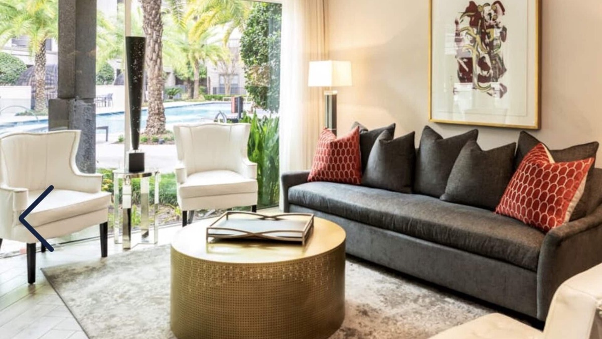 South Central Houston Apartment | King bed W/pool near downtown and medical center