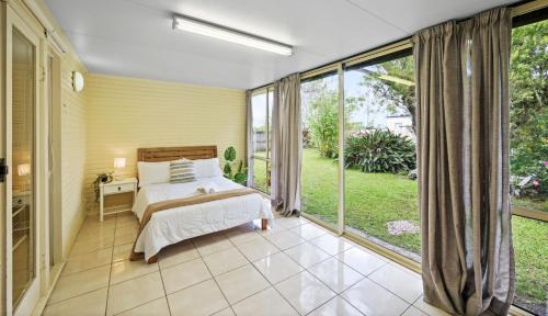 Beenleigh House | King Bed, Walk To Beenleigh Village & Marketplace Bedroom2