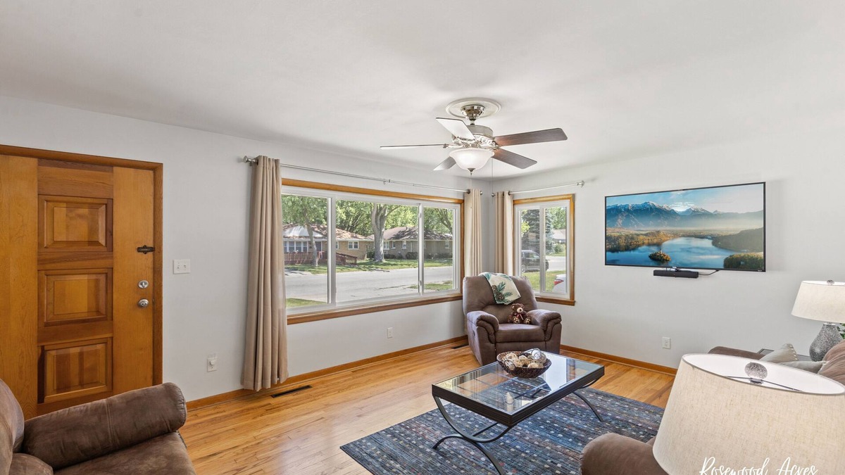 Bradley House | King Bed with fenced in backyard & Large 65" TV