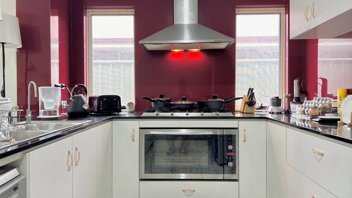 Queens Park House | King Bed with Private Ensuite. Close to Airport