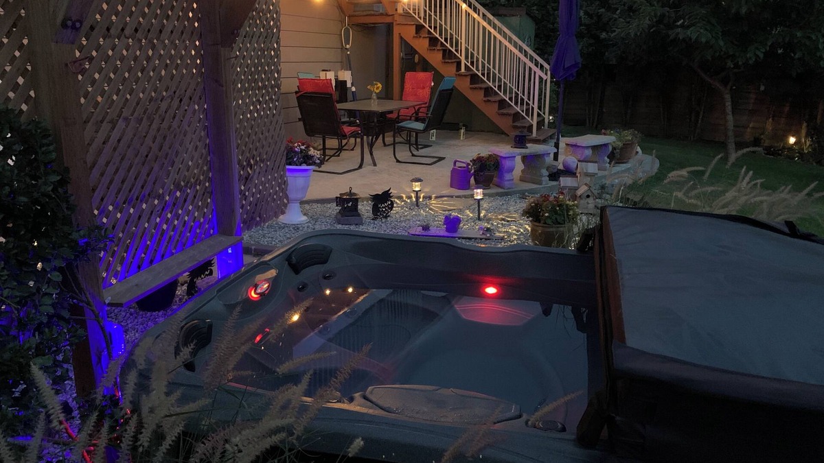Central Okanagan House | King Bed with private Hot Tub and Sauna