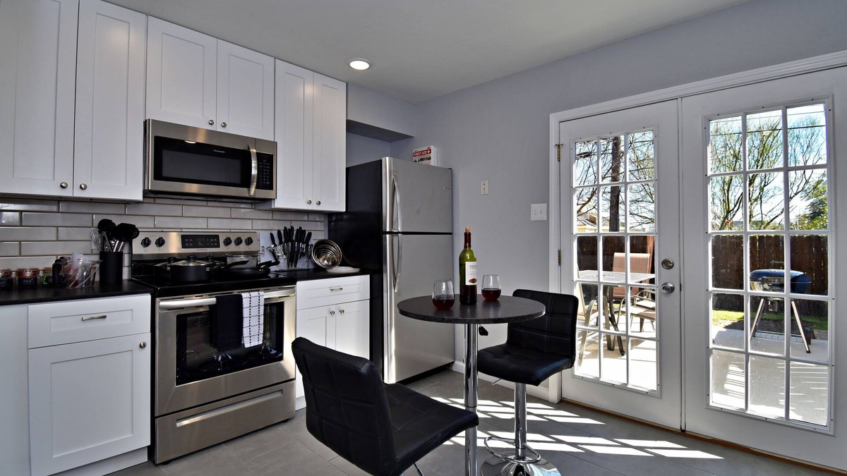 Bryan House | ✪ King Beds ✔ 2 Bdr Townhouse w/Private Backyard