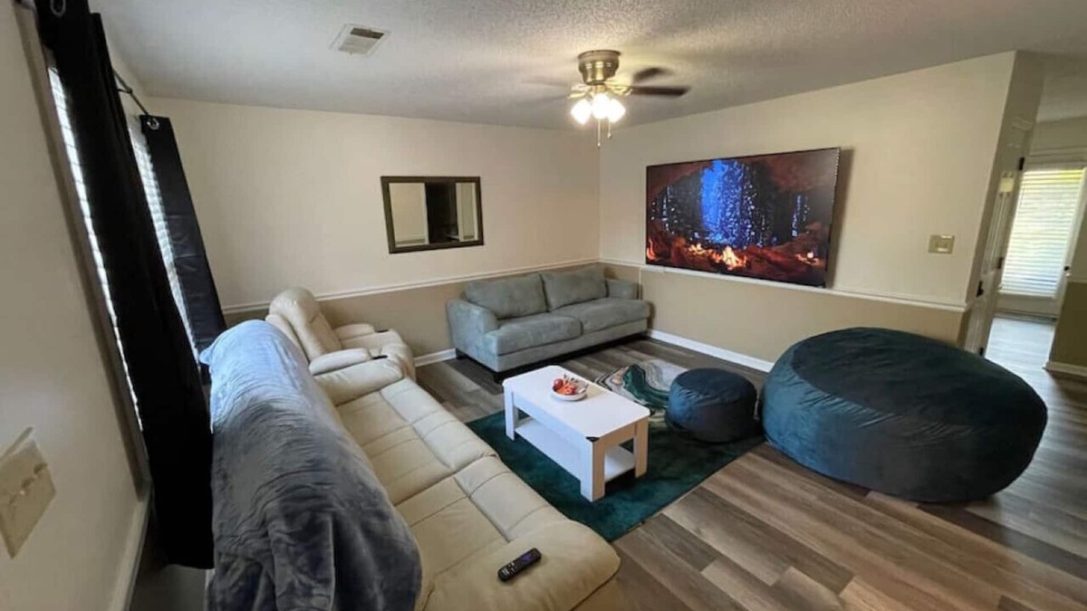 Commerce Apartment | ✨ ⚡️ ☄️King Beds, 86" RokuTV, Massage: Comfort Haven