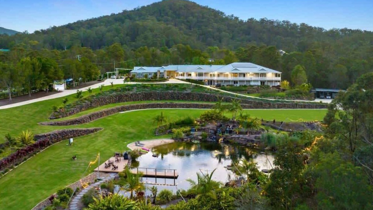 Gold Coast City House | King Beds - Ensuites - Sleeps 23 - Cinema - Lake