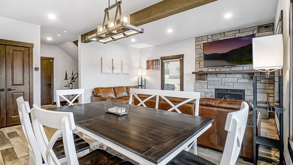 Fraser Cabin | King Beds Fireplace Hot Tub Rec Room Heated Garage