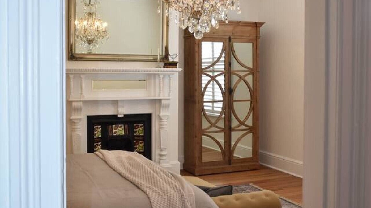 Hobart Central Business District House | King beds, fireplace, spa bath. Parking. Central.