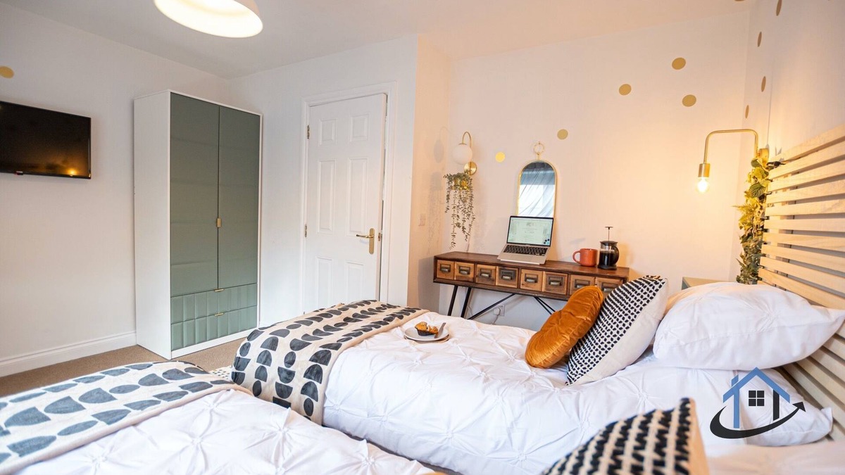 Thrapston House | King beds, parking, workspace, wi-fi, corporates, pets
