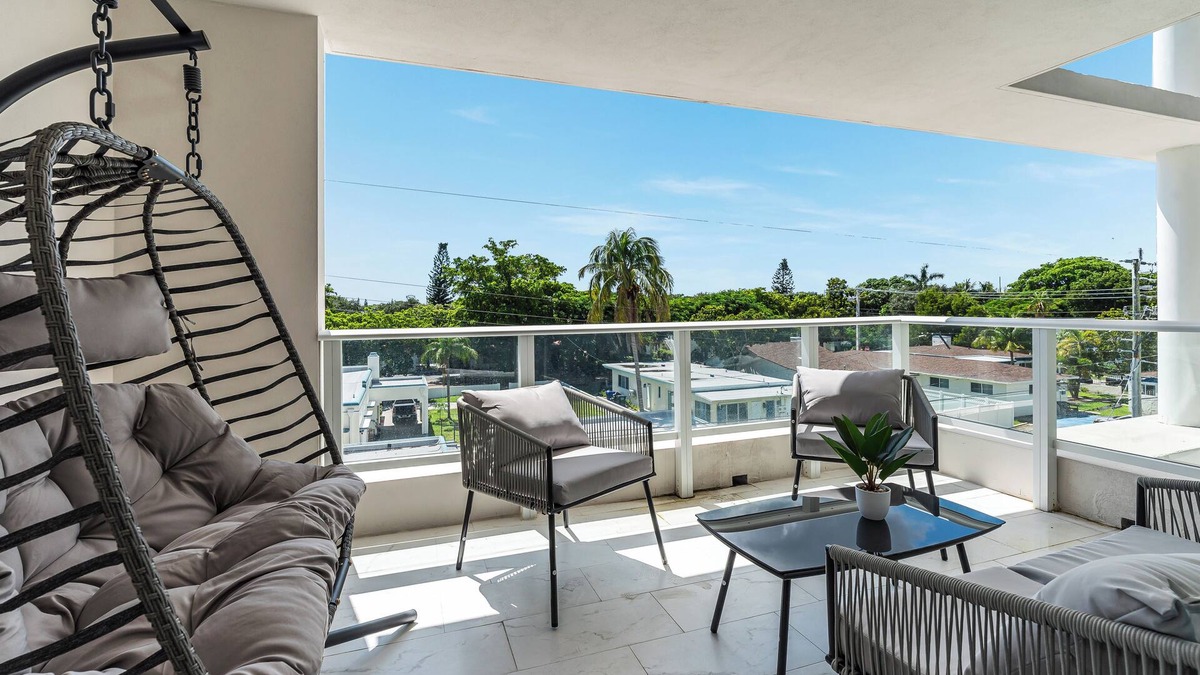Downtown Hollywood Apartment | King Beds, Rooftop, Balcony, Gym, Pool
