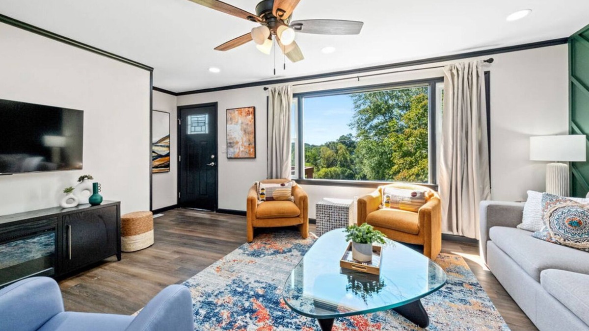 Russell House | King Beds, Smart TVs, and Open Layout – Perfect for Families & Business Trips