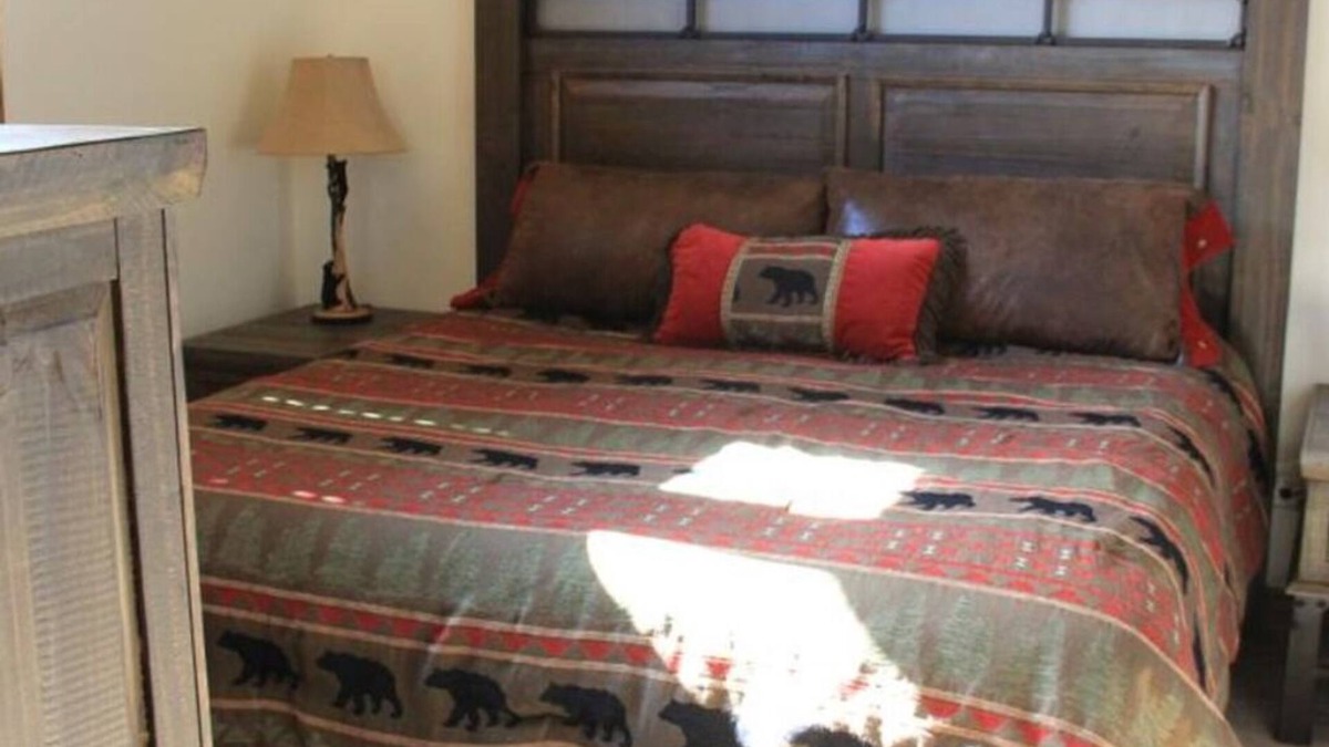 Afton Apartment | King Beds Townhomes On The Green