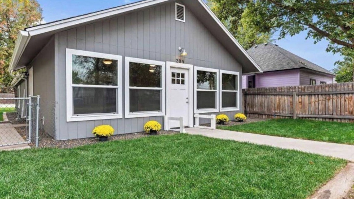 Meridian House | King Cottage in downtown Meridian