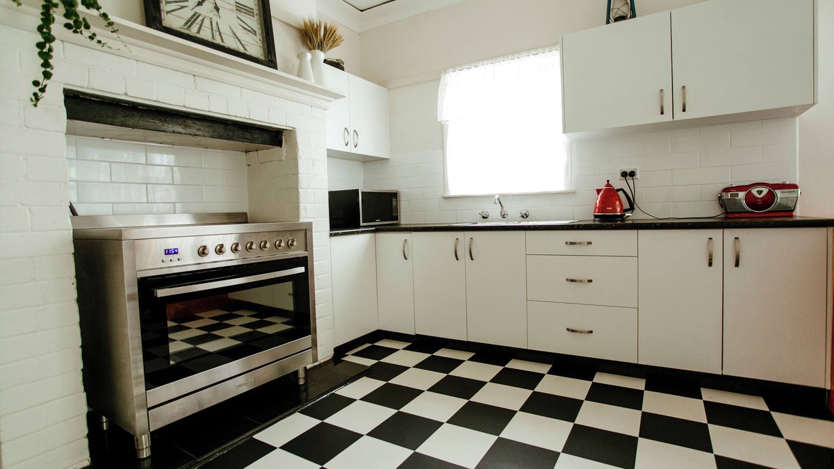 Wilberforce Cottage | King Cottage Wilberforce - Pet Friendly (Outside Only)
