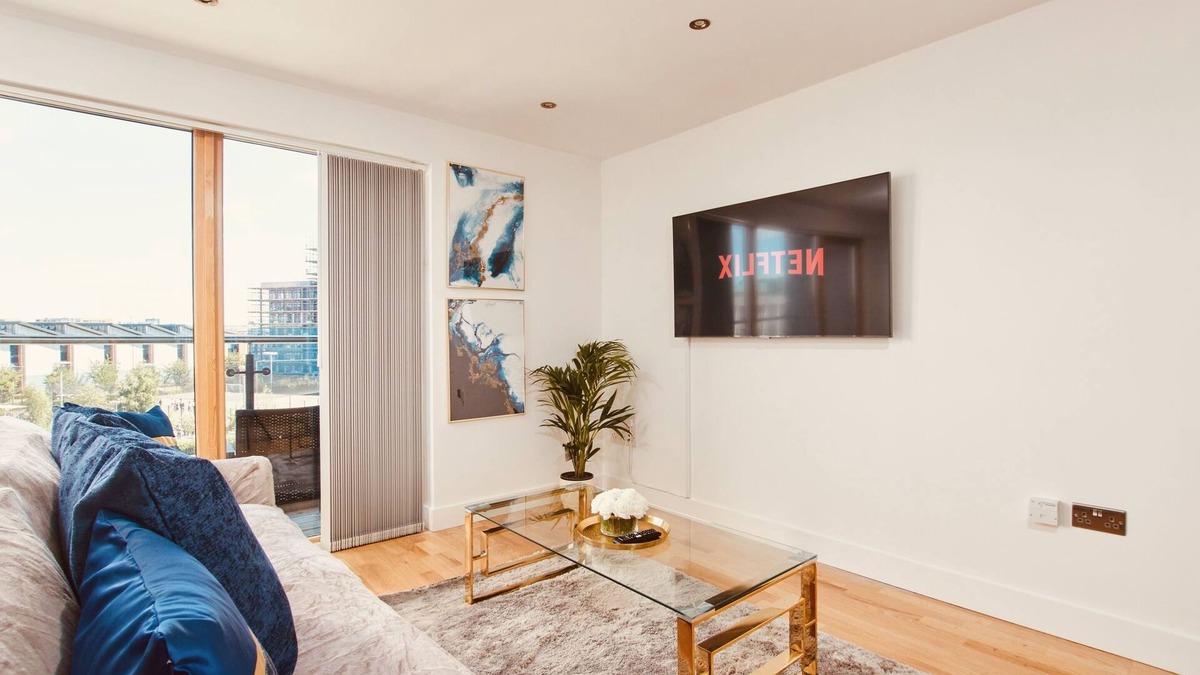 Leeds Apartment | King Deluxe City Apt Large Balcony& Free Parking!
