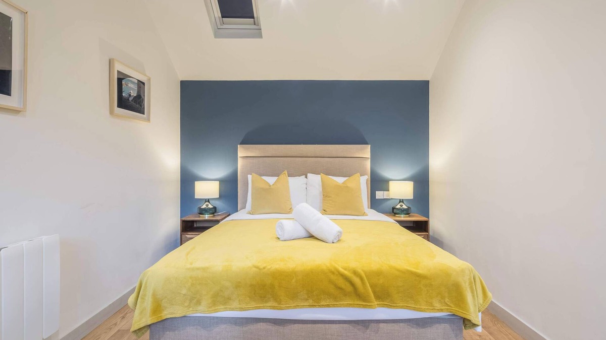 Cambridge Apartment | King Deluxe Ensuite with Courtyard View - Hawking